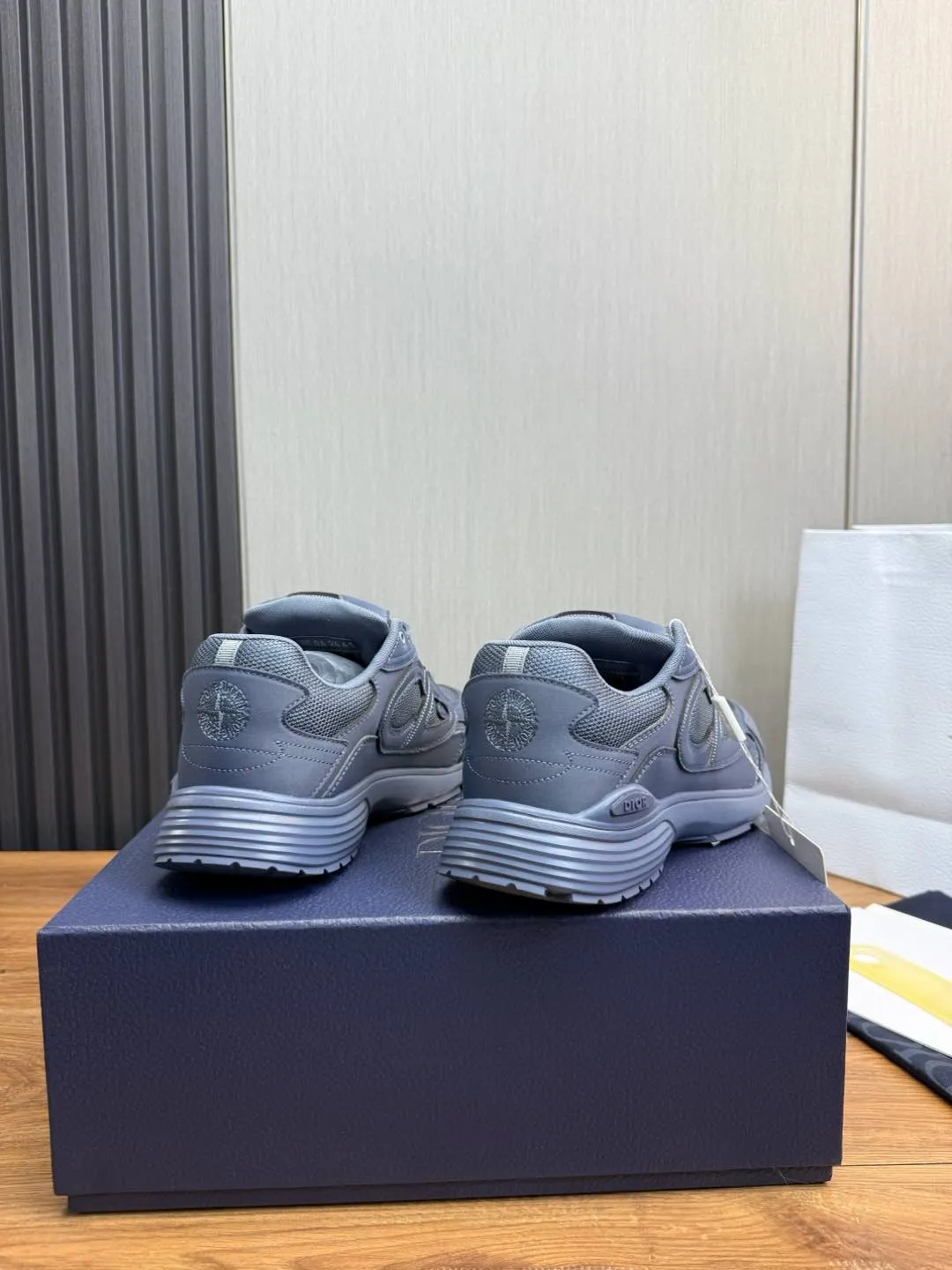 Men's men's shoes 💰740💰 D's Dior ~ New B30 Couple 👫 low-top sneakers ✅ are carefully made of gray mesh fabric and white technical fabric, decorated with reflective "CD30" graphic logo, and "DIO ~ B30" and "CD30" logos on the heel and tongue. An extra-light, sculpted rubber sole with signature accents adds style, while internal stretch details create ideal comfort. It can be matched with various casual styles to show the fashionable and modern sports style〰️ Size: 35-40 (customized at 40 for women) 39-45 (customized at 38.45 for men)